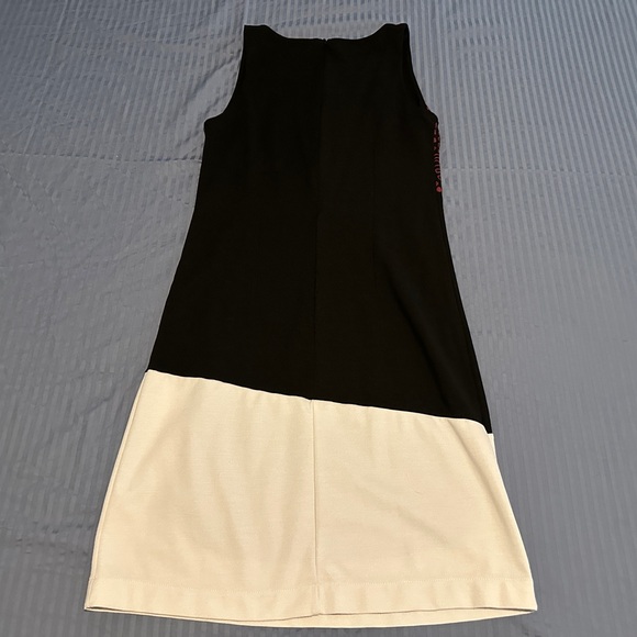 Desigual Elegant Black and White Sleeveless Dress with Red Accents - Picture 4 of 4